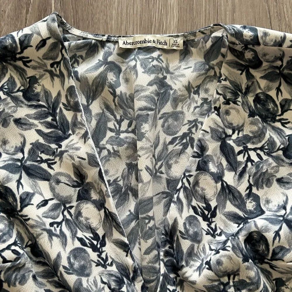 A&F Printed V Neck Top - Picture 5 of 8
